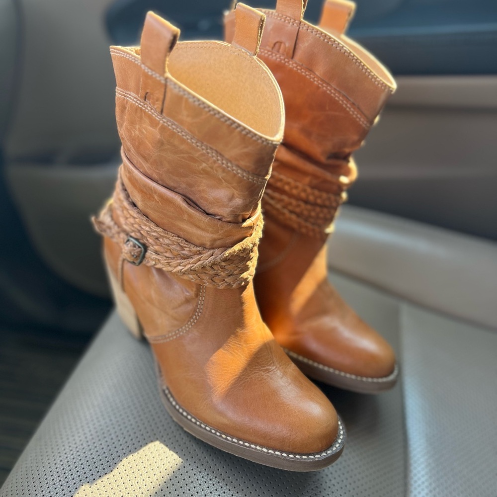 EUC Dingo Twisted Sister Tan Heeled Leather Boots